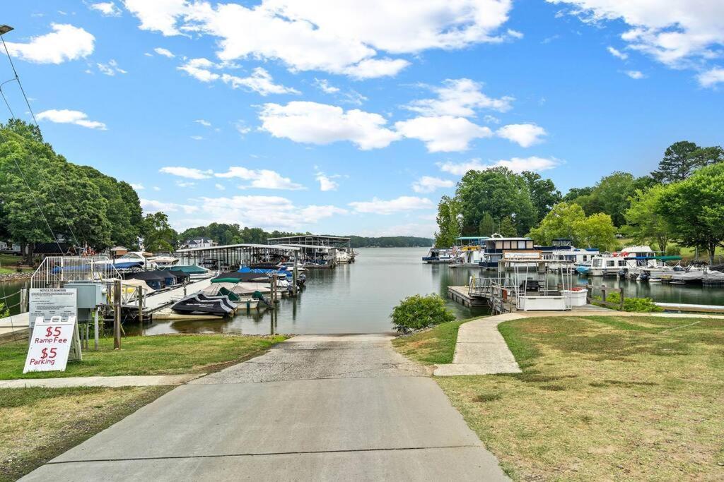 Cozy Lake Home - Jacuzzi King Bed Marina Access Mooresville Exterior photo
